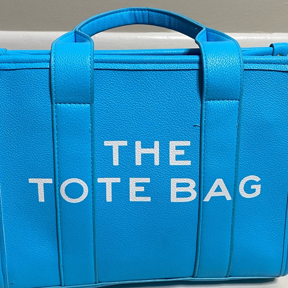THE TOTE BAG IN LIGHT BLUE FAUX LEATHER - Picture 2 of 6